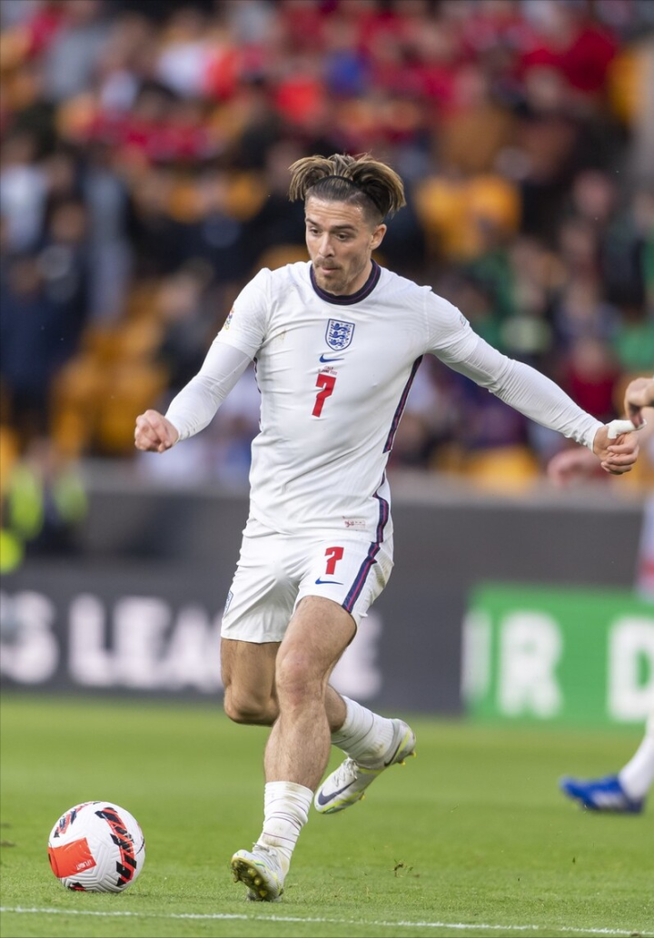 并抬手示意 并抬手示意